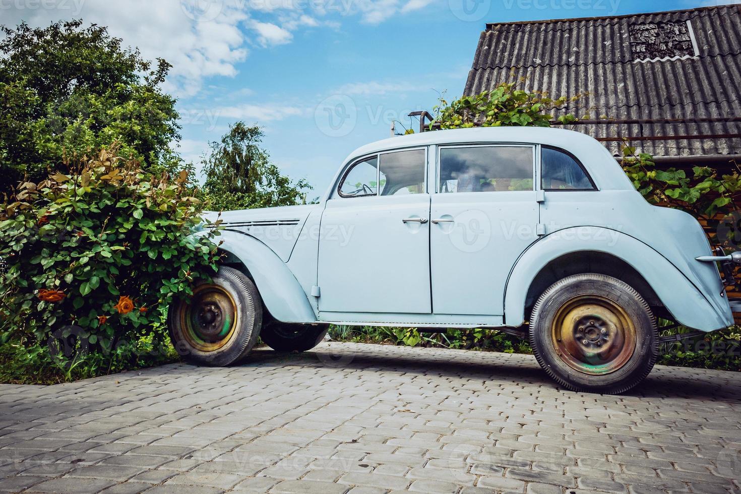 coche muy viejo sobre un fondo de flores foto