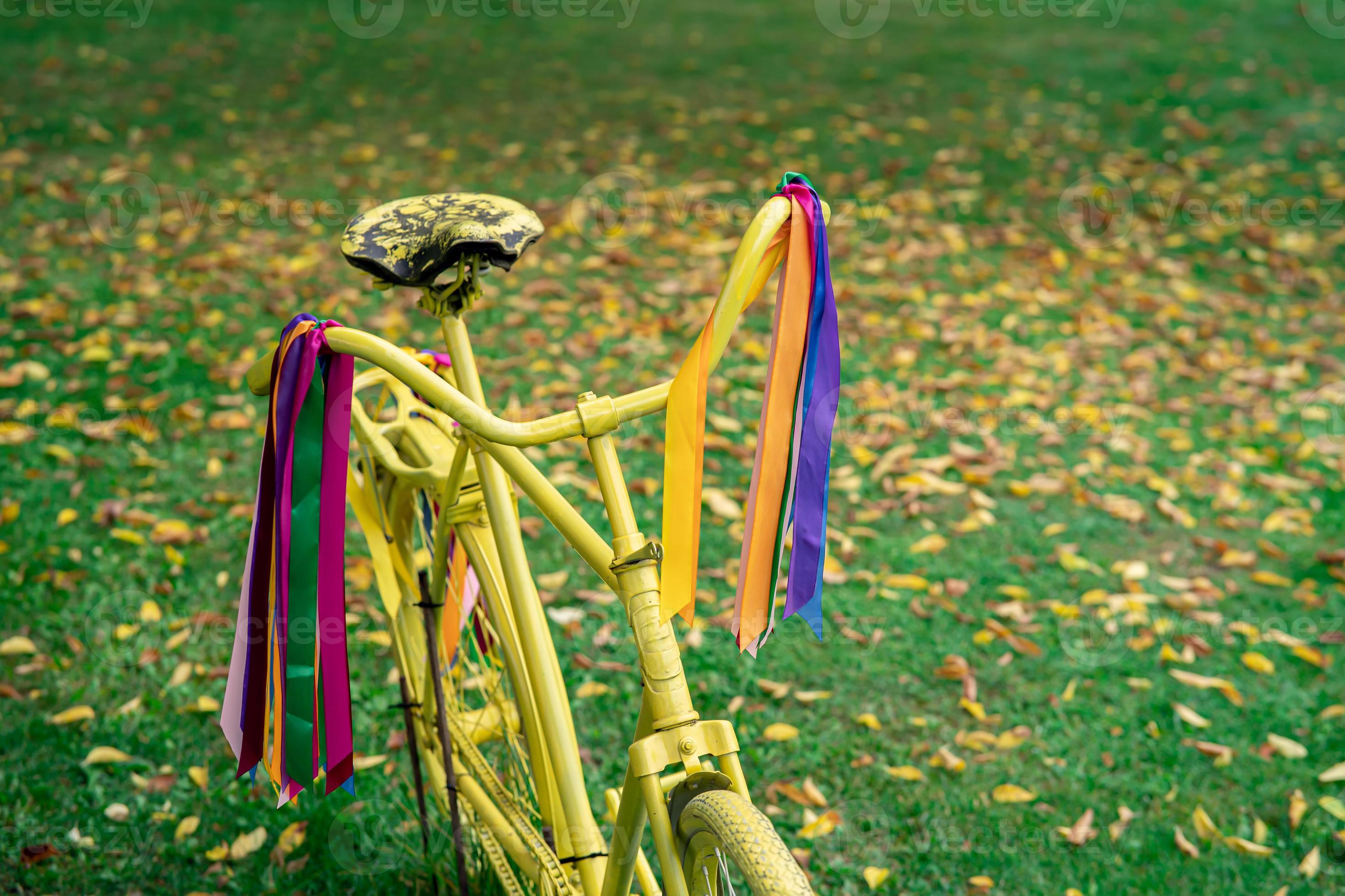 vintage yellow bicycle on autumn background 7485264 Stock Photo at Vecteezy