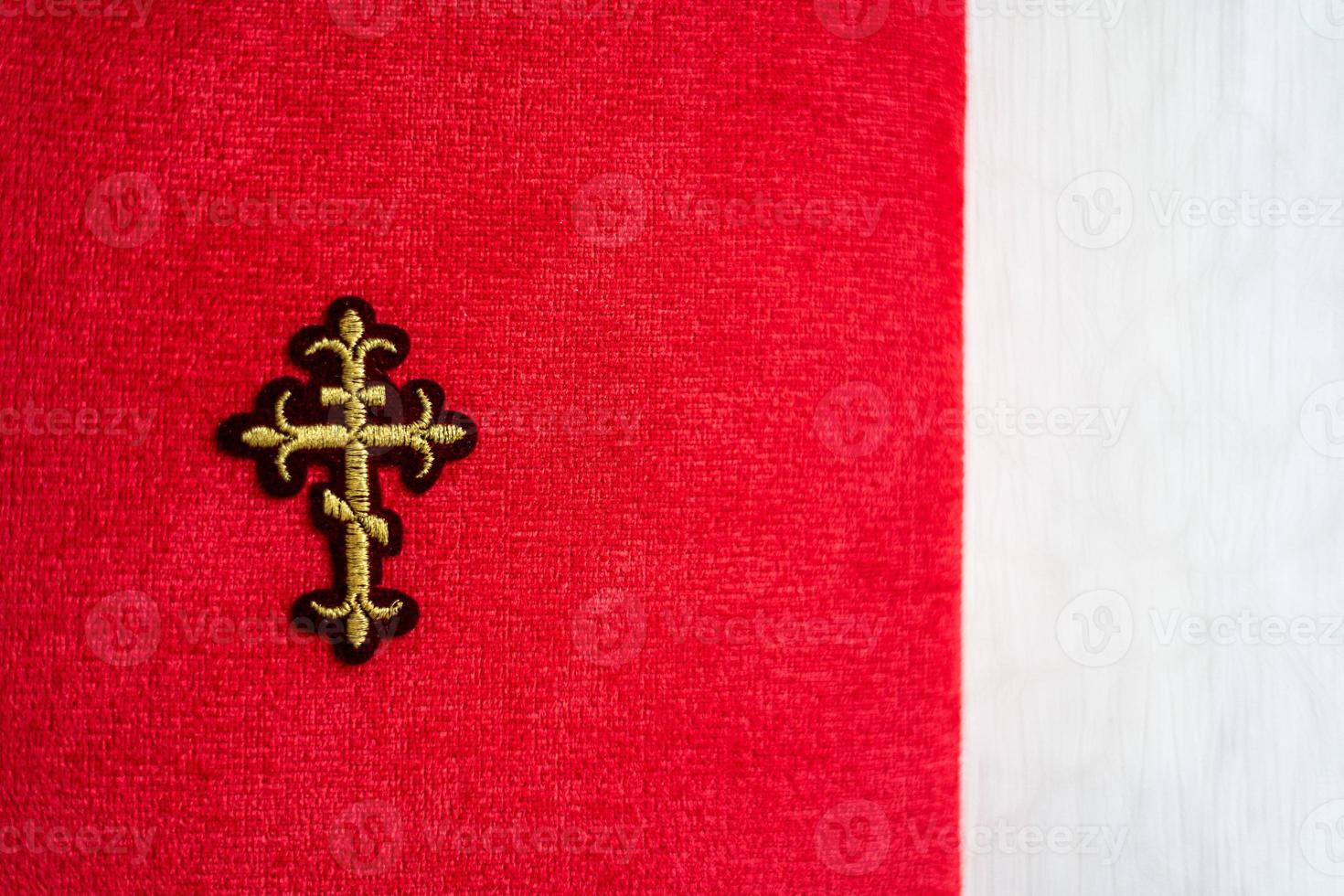 cruz ortodoxa sobre un fondo rojo y blanco foto