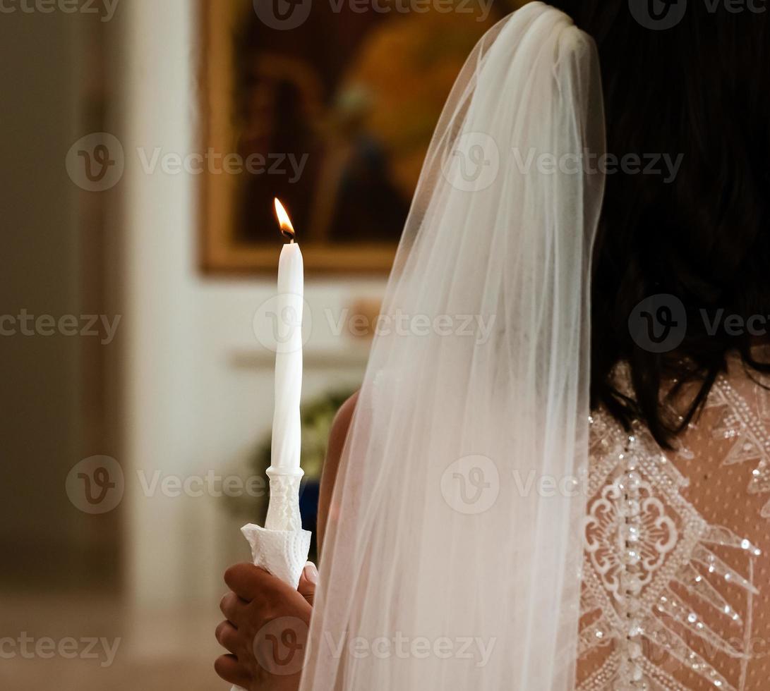 delicados detalles de la celebración de la boda. los recién casados se toman de la mano. foto