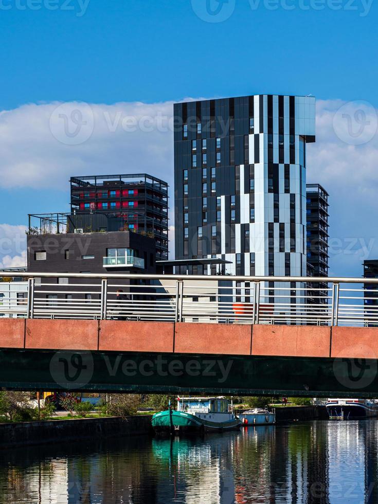 nuevos y modernos apartamentos residenciales de gran altura en estrasburgo foto