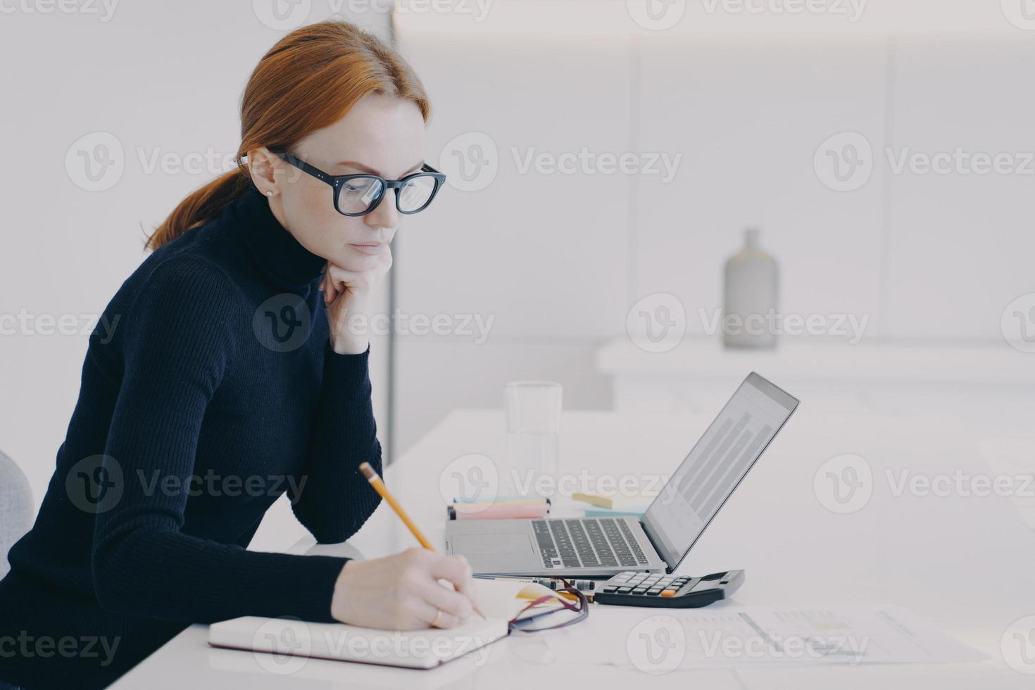 la reclutadora concentrada de mujeres europeas está haciendo papeleo y análisis financiero en el cargo. foto