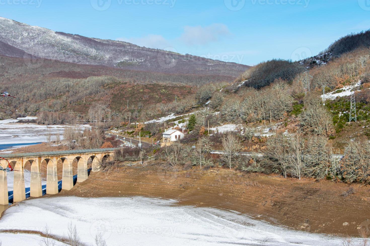 puente ferroviario a través del valle nevado foto