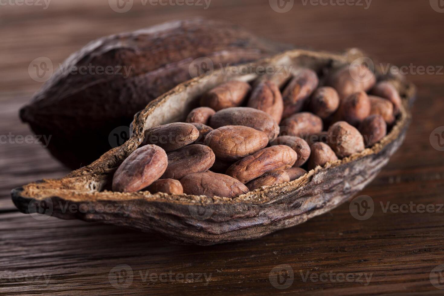 vaina de cacao sobre fondo de madera foto