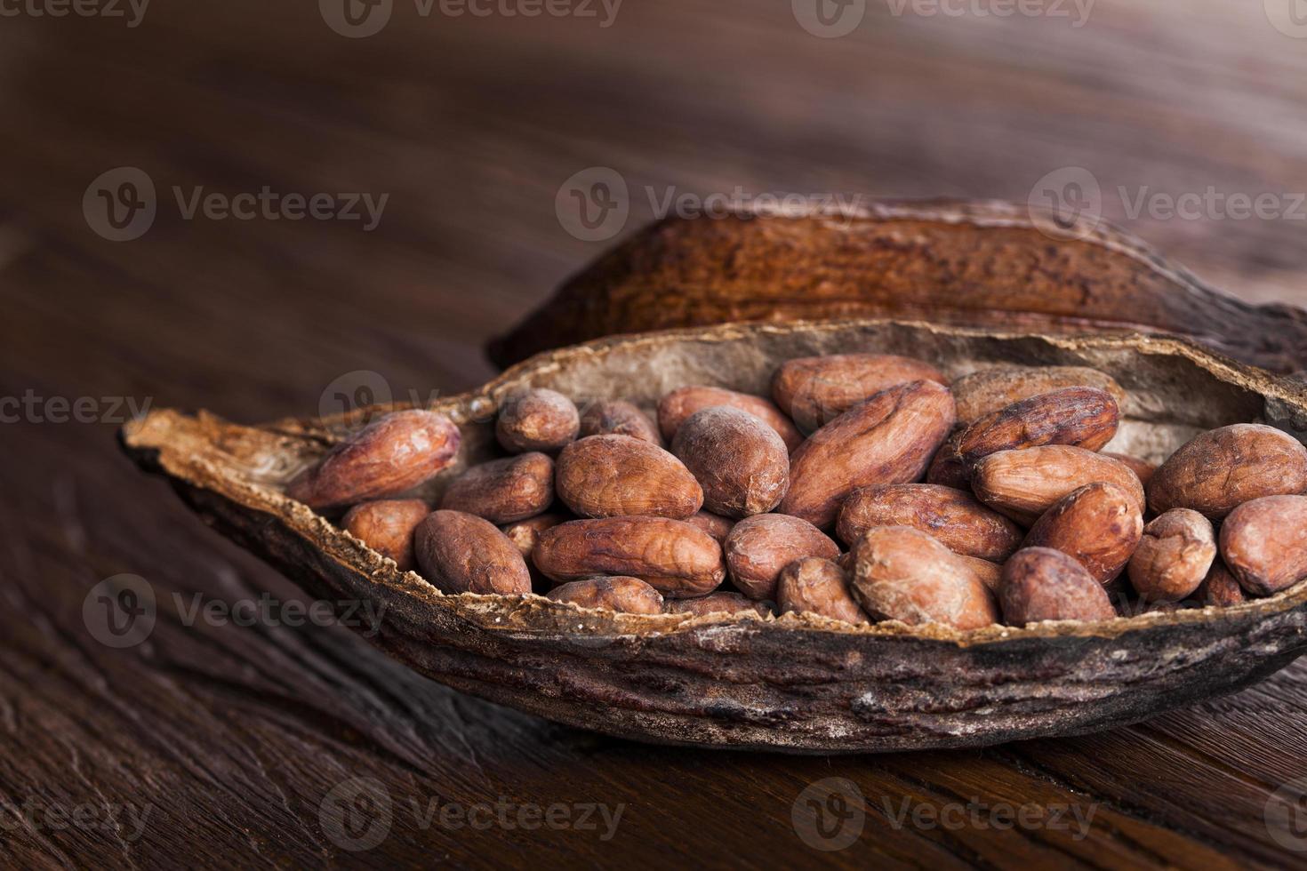 vaina de cacao sobre fondo de madera foto
