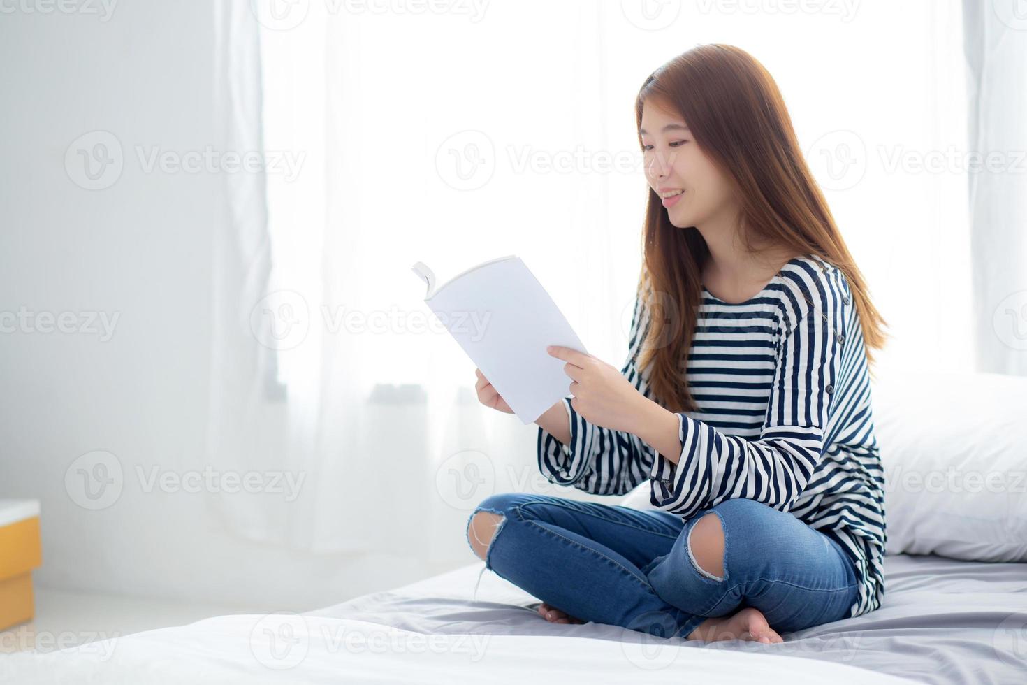 hermosa de retrato joven asiática relajarse sentado leyendo un libro en el dormitorio en casa, niña estudia literatura, educación y concepto de estilo de vida. foto