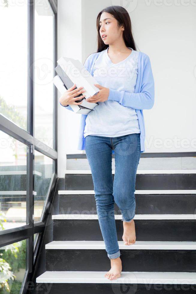 hermoso retrato joven mujer asiática estudio y libro de aprendizaje para el conocimiento, investigación de niñas y búsqueda en el colegio o universidad de coworking, educación y concepto de estilo de vida. foto