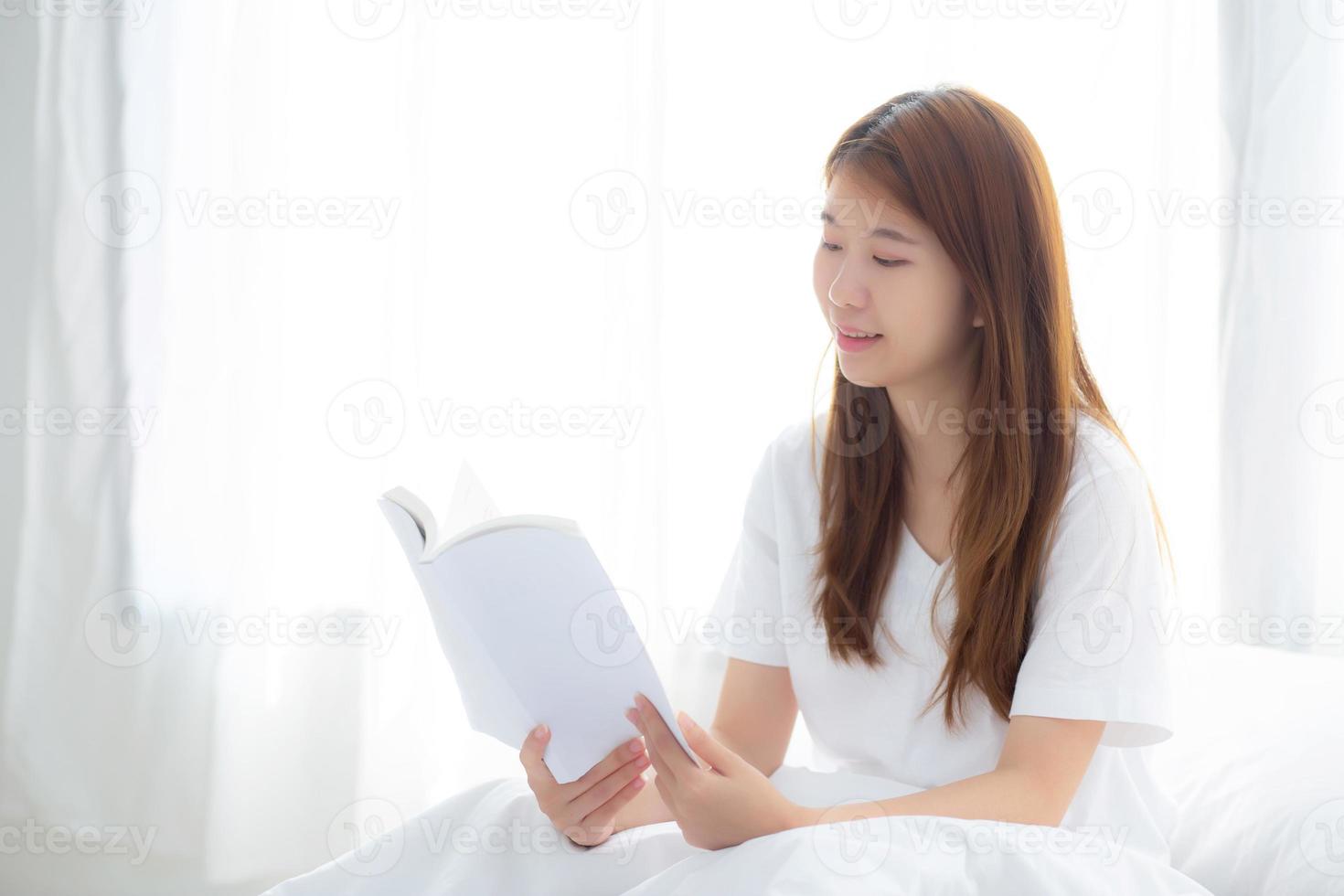 hermosa de retrato joven asiática relajarse sentado leyendo un libro en el dormitorio en casa, niña estudia literatura, educación y concepto de estilo de vida. foto