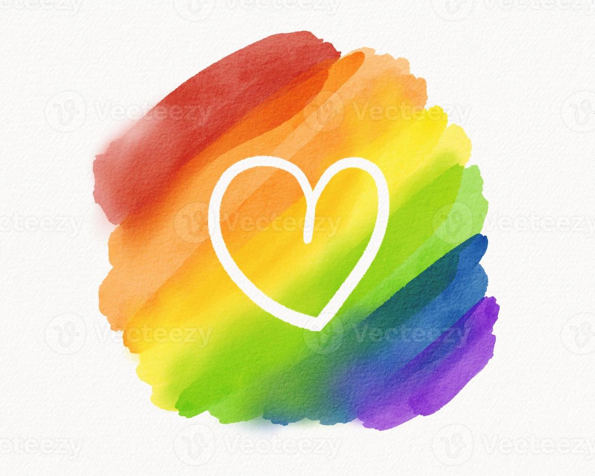 concepto de textura de acuarela del mes del orgullo lgbt. fondo de arco iris con forma de corazón dentro foto