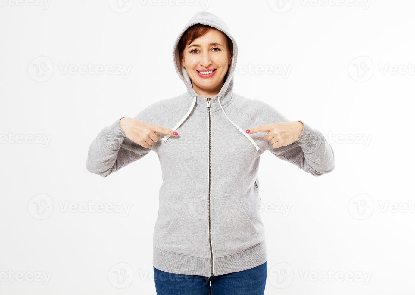 hermosa mujer gris sudadera con capucha maqueta, mujer señalada con capucha gris, plantilla para su propio diseño, chica con capucha gris en blanco sobre fondo blanco foto