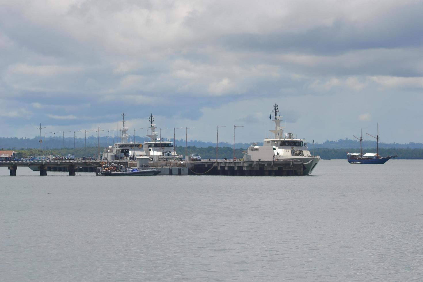 sorong, papúa occidental, indonesia, 2021. Barcos patrulleros navales amarrando en el muelle. foto