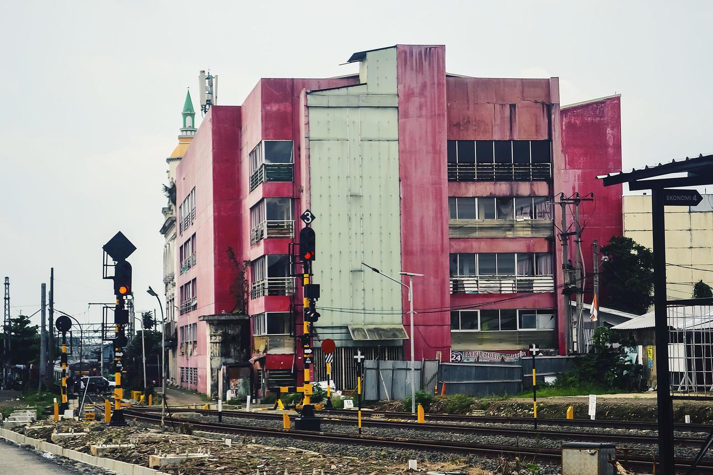 bogor, java occidental, indonesia, 2 de mayo de 2022. encrucijada con vías férreas en la ciudad de bogor, indonesia foto