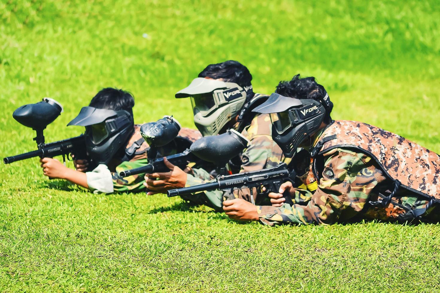 bogor, java occidental, indonesia, 2 de mayo de 2022. un grupo de personas jugando paintball tiradas en el suelo. foto