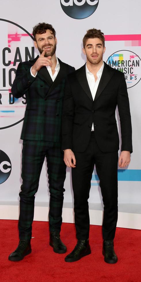 los angeles 19 de noviembre, alex pall, andrew taggart en los american music awards 2017 en microsoft theater el 19 de noviembre de 2017 en los angeles, ca foto