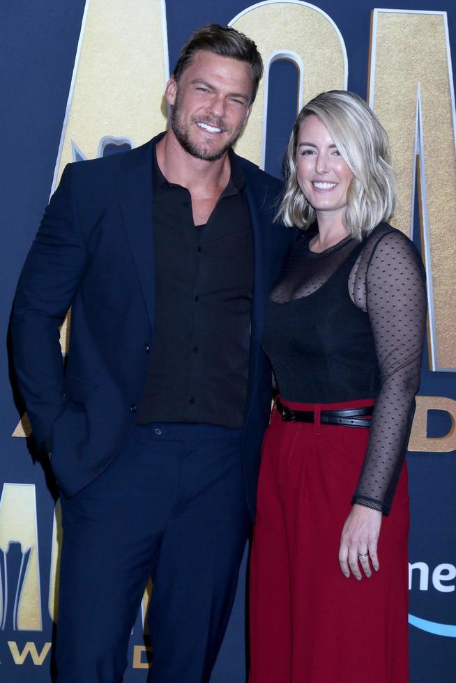 las vegas 7 de marzo, alan ritchson, catherine ritchson en la academia de música country 2022 premios llegadas al estadio allegient el 7 de marzo de 2022 en las vegas, nv foto