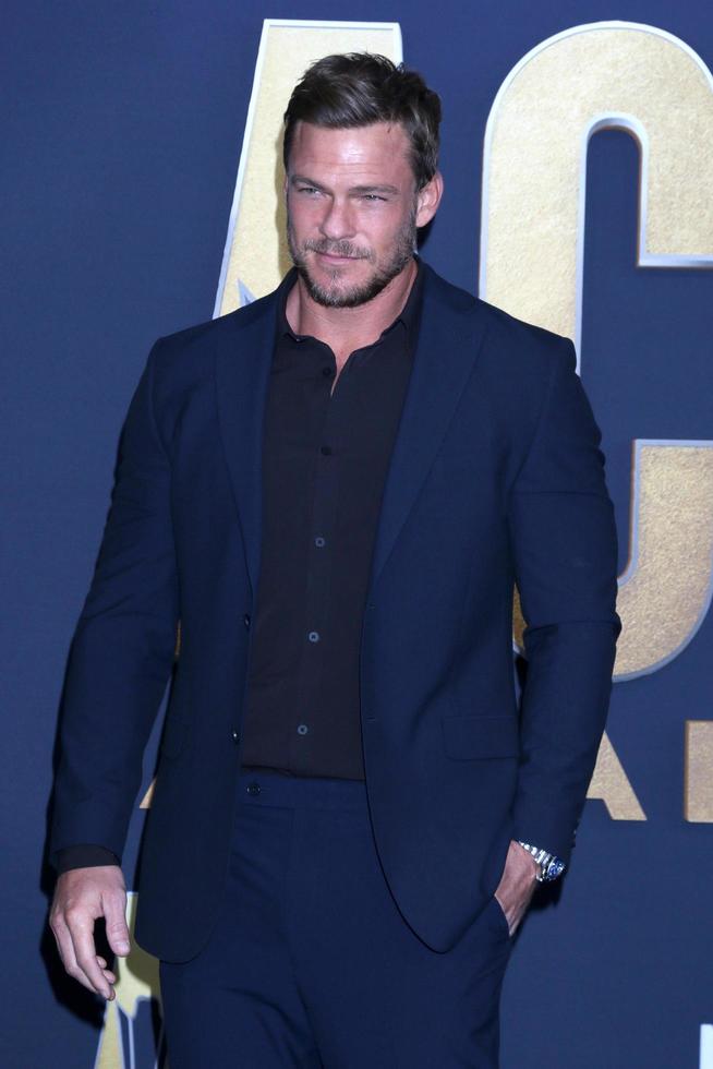 las vegas 7 de marzo, alan ritchson en la academia de música country 2022 premios llegadas al estadio allegient el 7 de marzo de 2022 en las vegas, nv foto