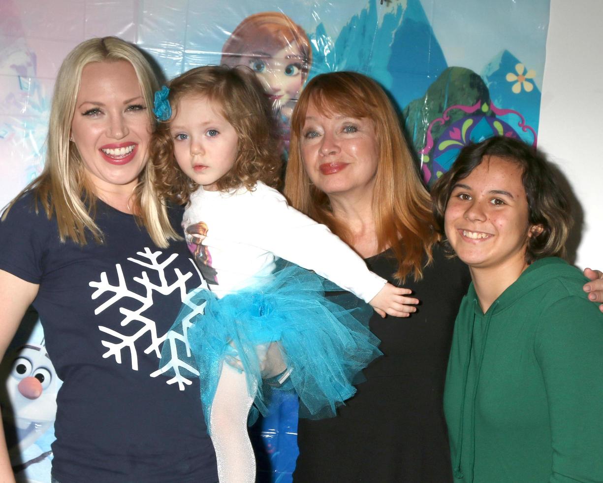 los angeles 26 de noviembre, adrienne frantz, amelie bailey, andrea evans, kylie lyn rodriguez en la fiesta de segundo cumpleaños de amelie bailey en una residencia privada el 26 de noviembre de 2017 en studio city, ca foto