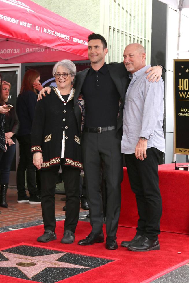 los angeles 10 de febrero, mamá, adam levine, papá en la ceremonia de la estrella del paseo de la fama de hollywood de adam levine en el instituto de músicos el 10 de febrero de 2017 en los angeles, ca foto