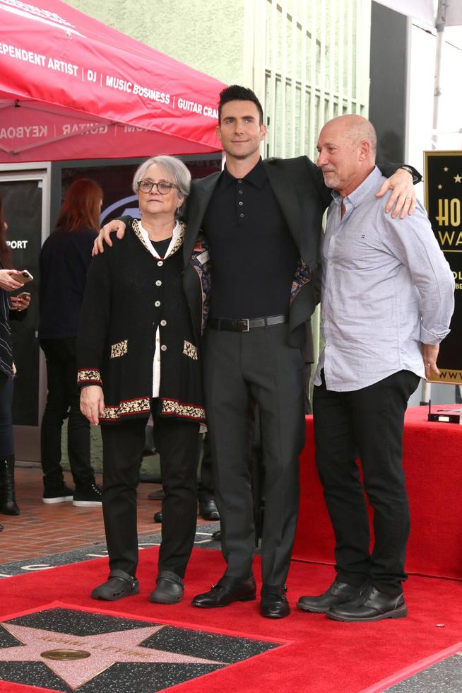 los angeles 10 de febrero, mamá, adam levine, papá en la ceremonia de la estrella del paseo de la fama de hollywood de adam levine en el instituto de músicos el 10 de febrero de 2017 en los angeles, ca foto