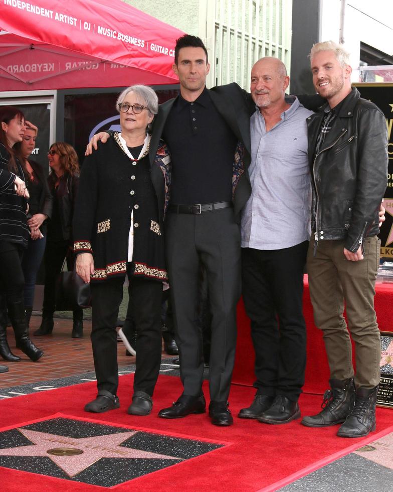 los angeles 10 de febrero, mamá, adam levine, papá, hermano en la ceremonia de la estrella del paseo de la fama de hollywood de adam levine en el instituto de músicos el 10 de febrero de 2017 en los angeles, ca foto