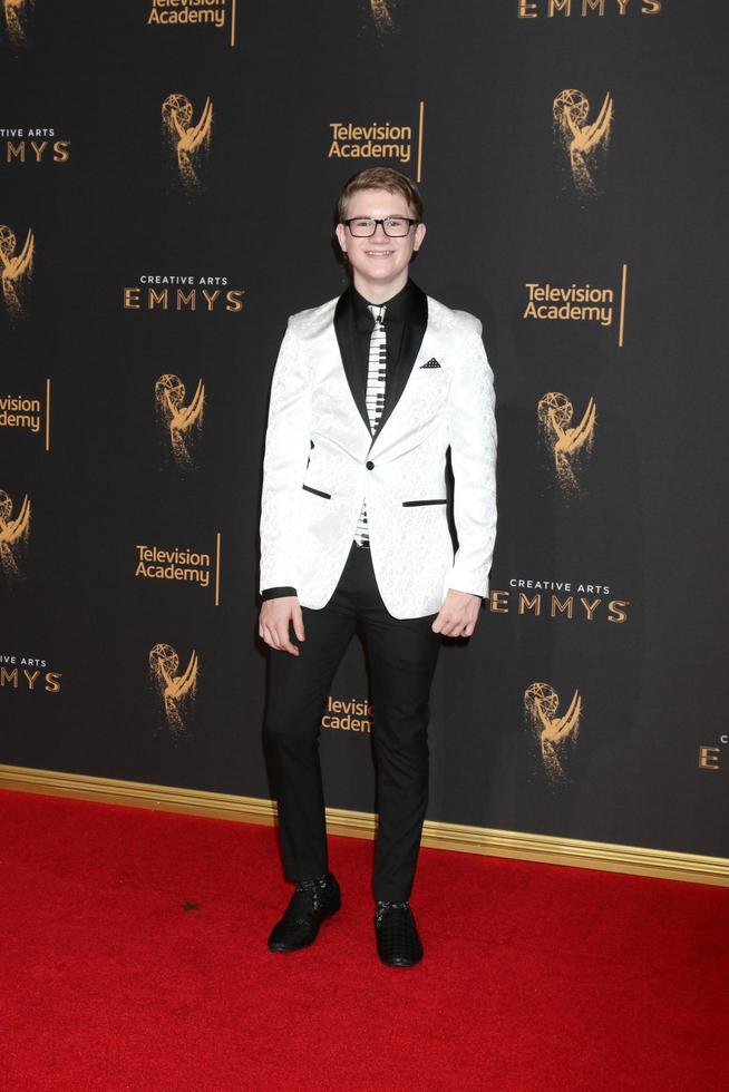 los angeles 10 de septiembre, aidan miner en los premios emmy de artes creativas 2017 llegadas al microsoft theater el 10 de septiembre de 2017 en los angeles, ca foto