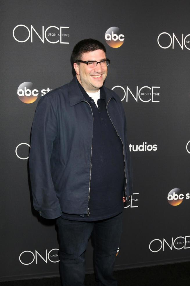 los angeles 8 de mayo, adam horowitz en la fiesta final de la serie once upon a time en el hotel de londres el 8 de mayo de 2018 en west hollywood, ca foto