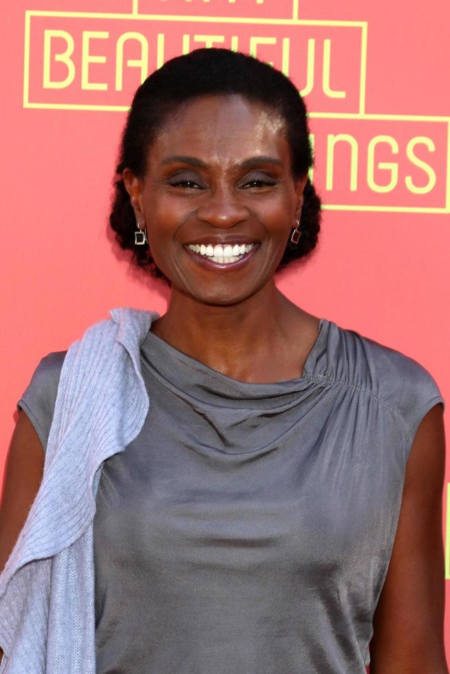 los angeles 14 de abril, adina porter en la noche de apertura de tiny beautiful things en el pasadena playhouse el 14 de abril de 2019 en pasadena, ca foto