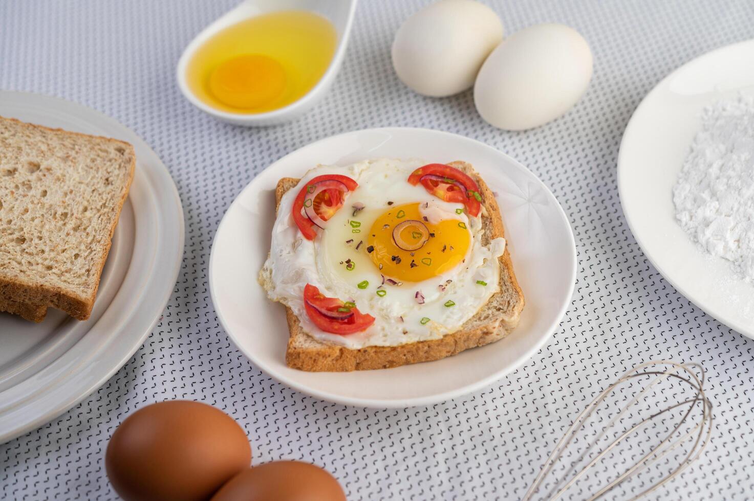 Bread placed with a fried egg with tomatoes, tapioca flour. photo