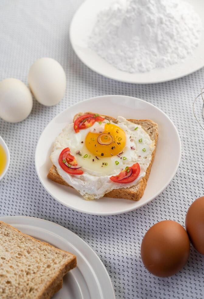 Bread placed with a fried egg with tomatoes, tapioca flour. photo