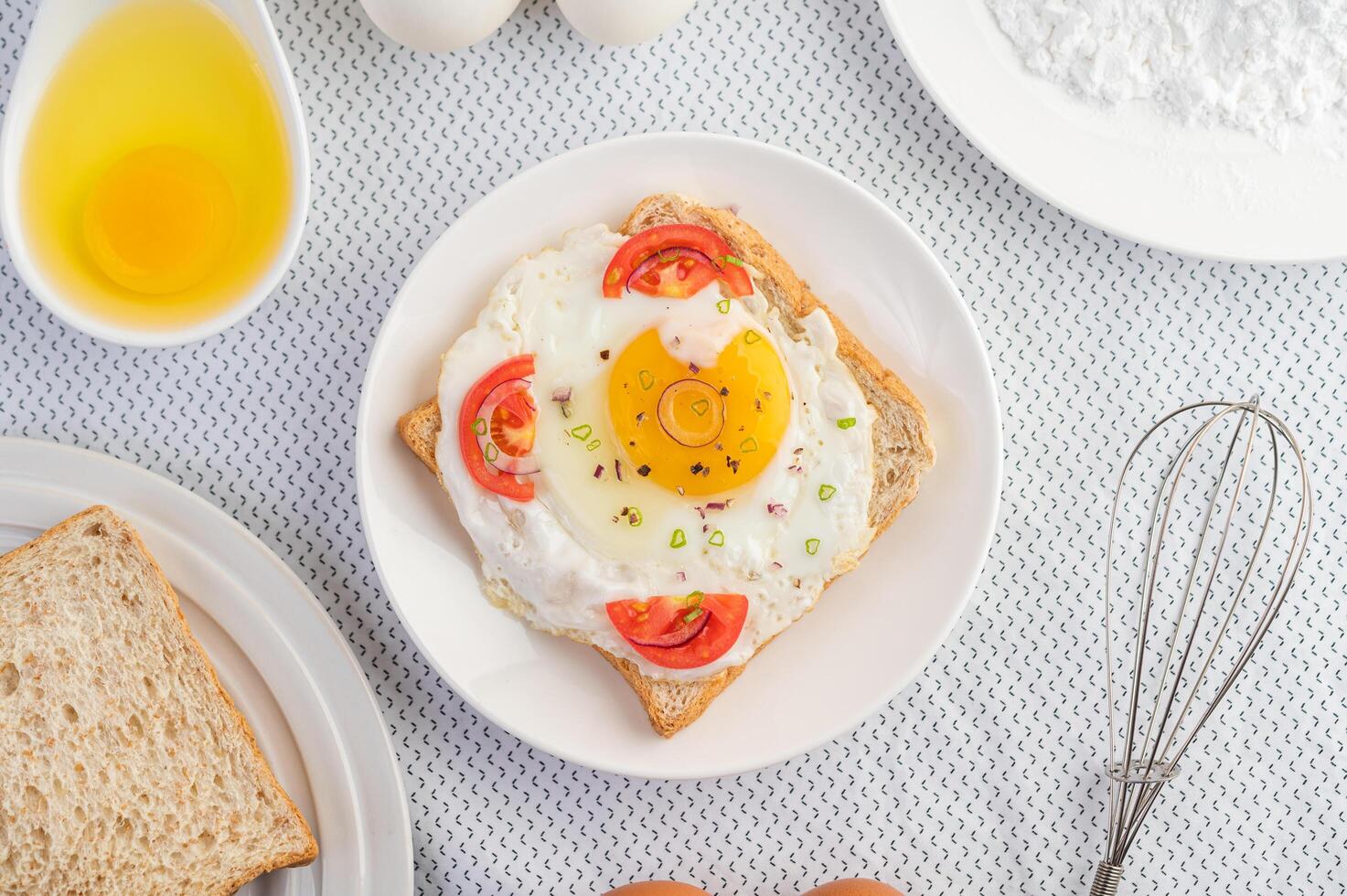 Bread placed with a fried egg with tomatoes, tapioca flour. photo