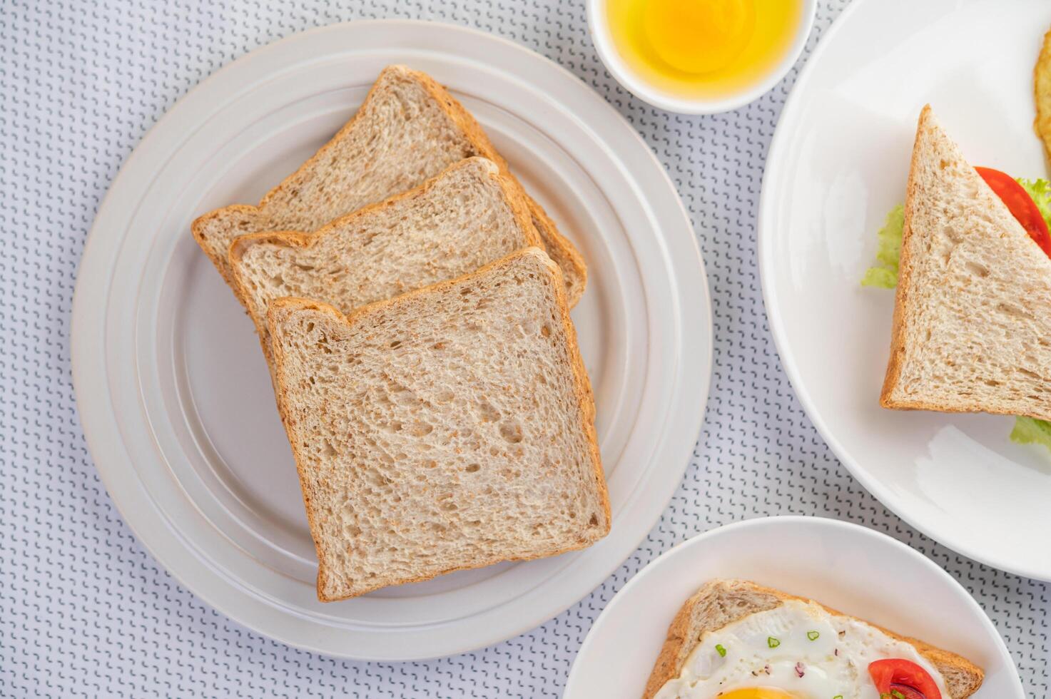 Bread placed with a fried egg with tomatoes, tapioca flour. photo