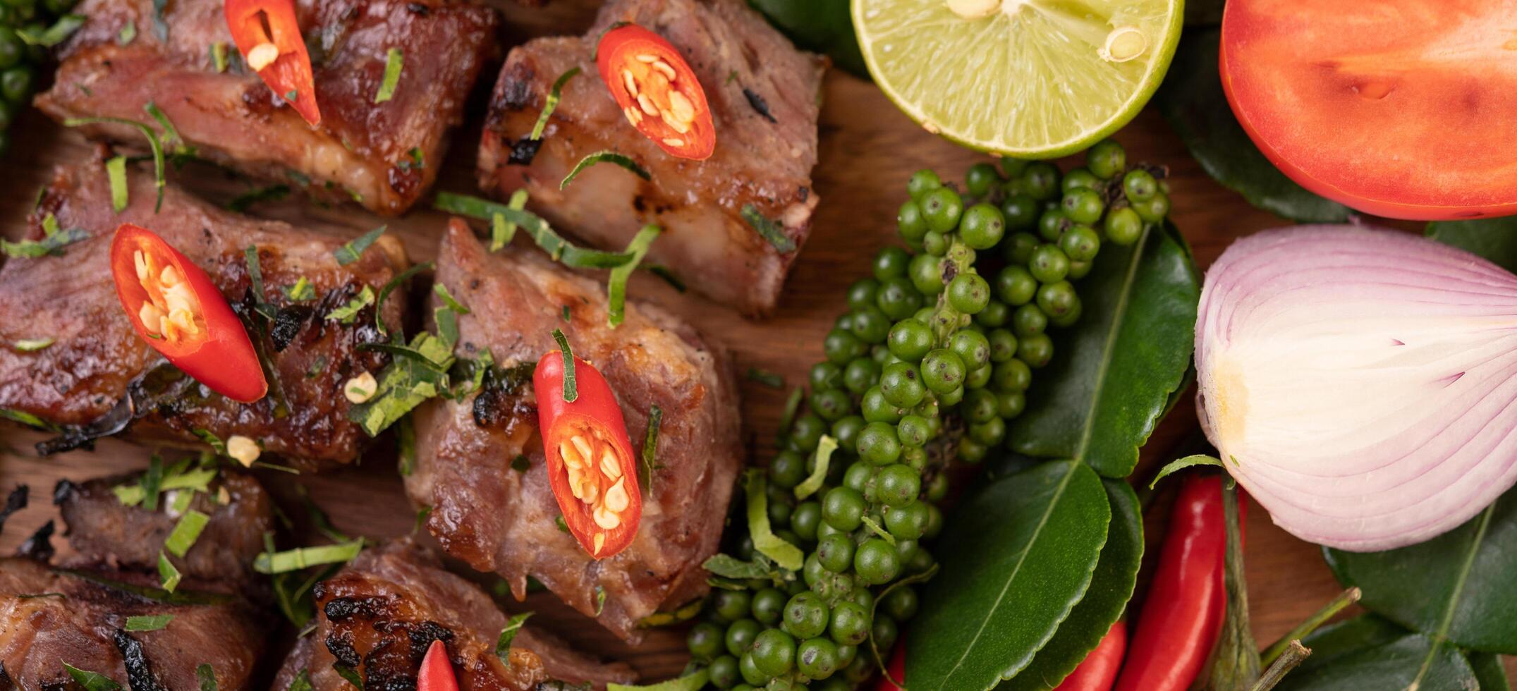 bistec de cerdo cubierto con sésamo blanco y semillas de pimienta fresca. foto