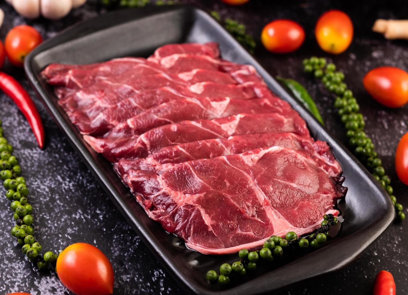 carne de cerdo utilizada para cocinar con chile, tomate, albahaca y semillas de pimiento fresco. foto