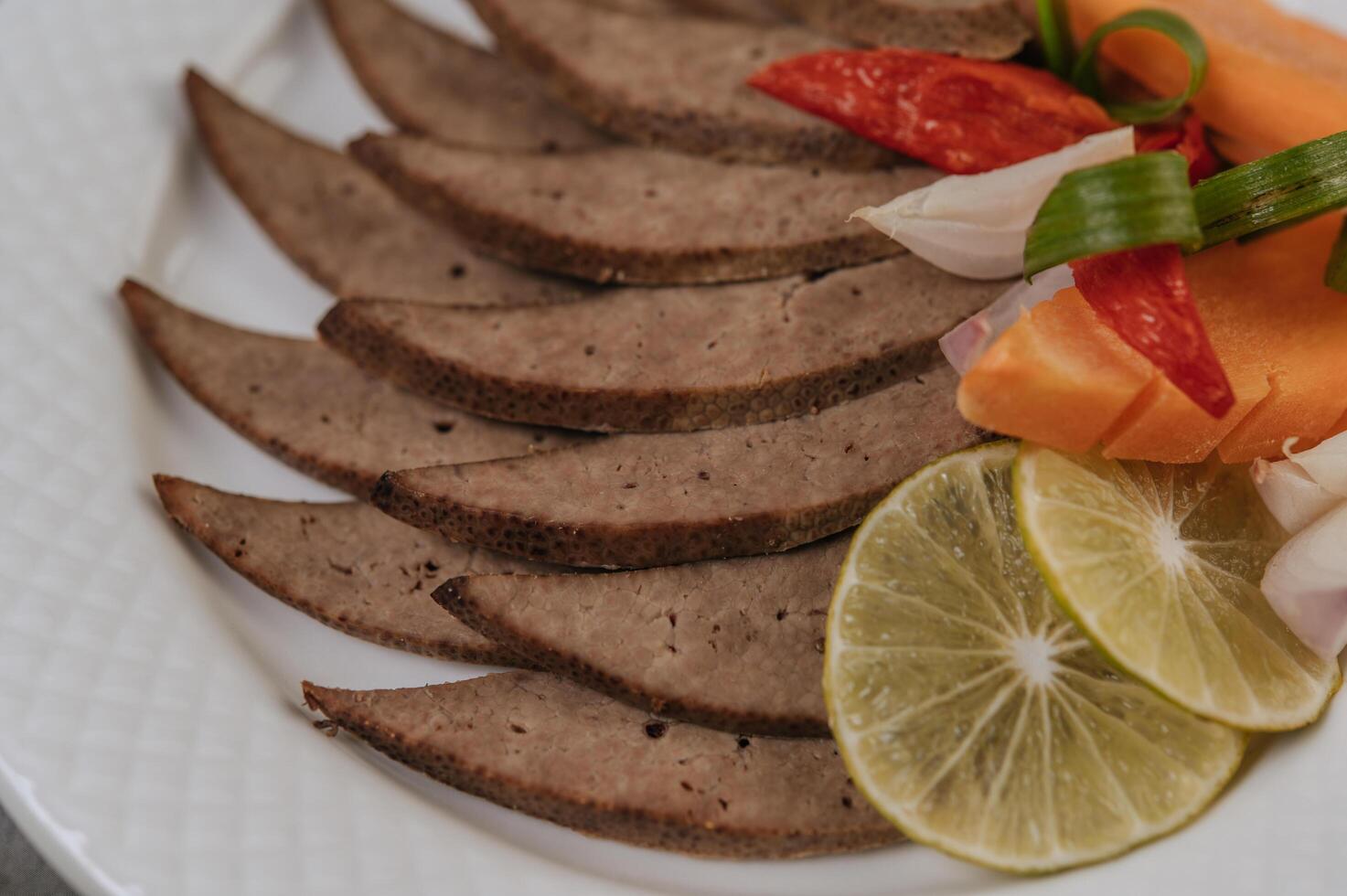 rebanadas de hígado a la parrilla, zanahorias, chile, cebolletas y menta. foto