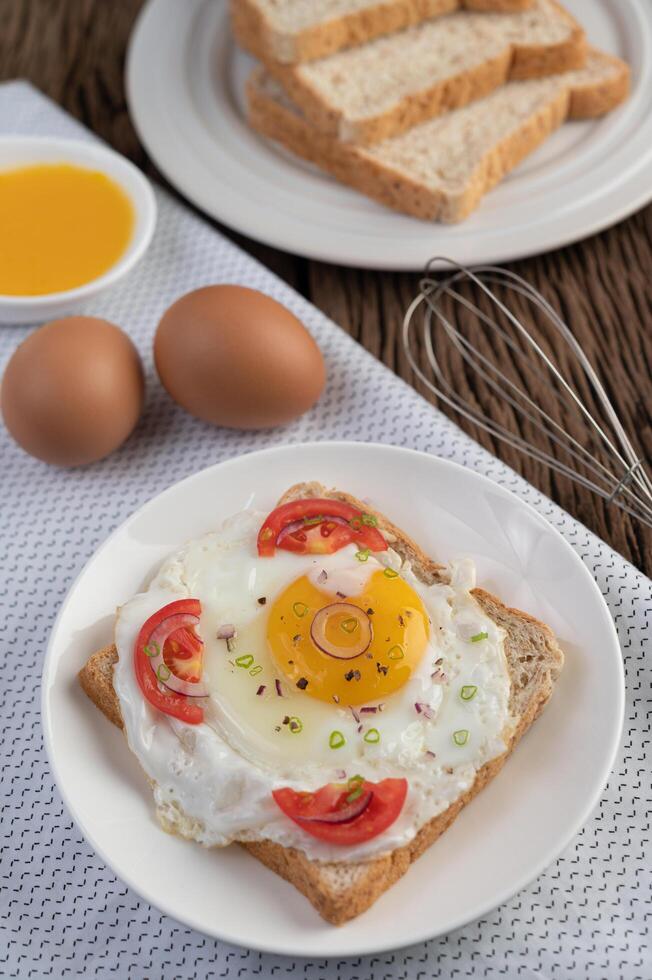 Bread placed with a fried egg with tomatoes, tapioca flour. photo