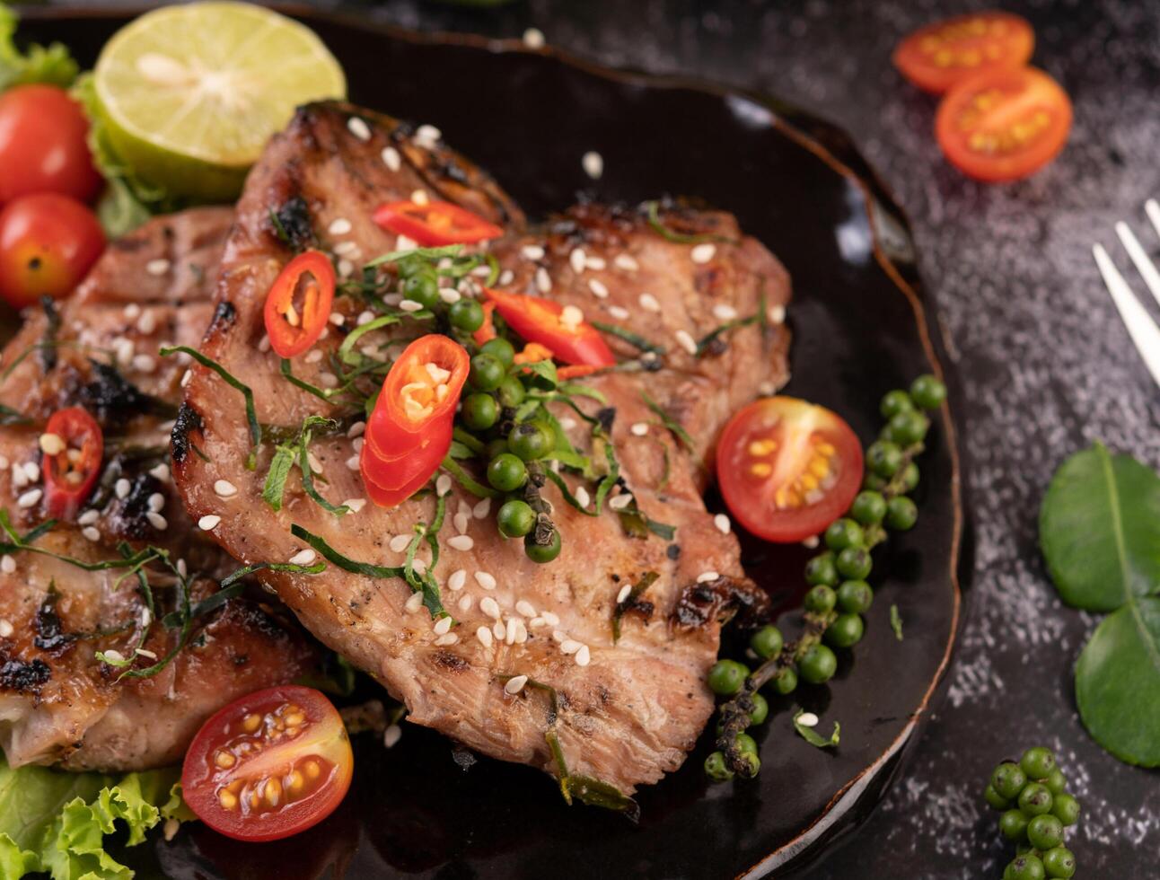 bistec de cerdo cubierto con sésamo blanco y semillas de pimienta fresca. foto