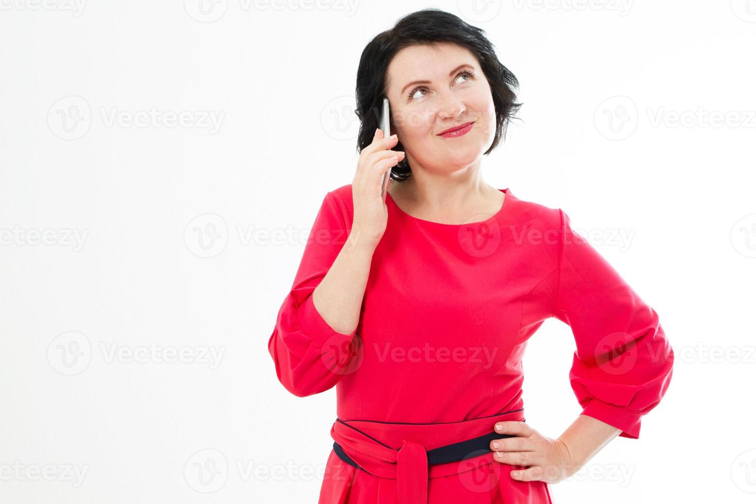 gente, tecnología y concepto de comunicación - mujer sonriente de mediana edad llamando a una maqueta de espacio de copia de teléfono inteligente foto