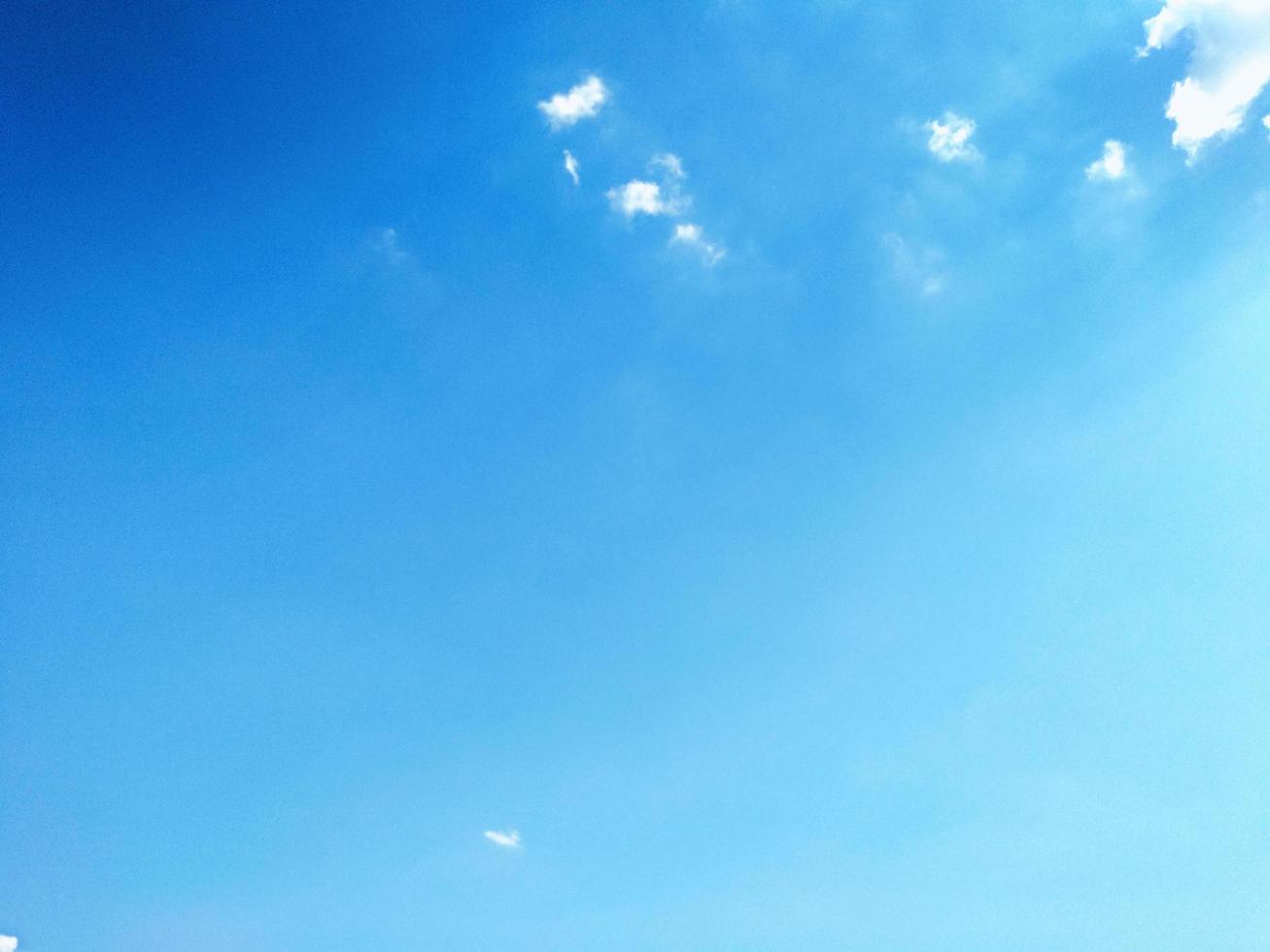 cielo azul con fondo de nubes. enfoque selectivo. copie el espacio foto