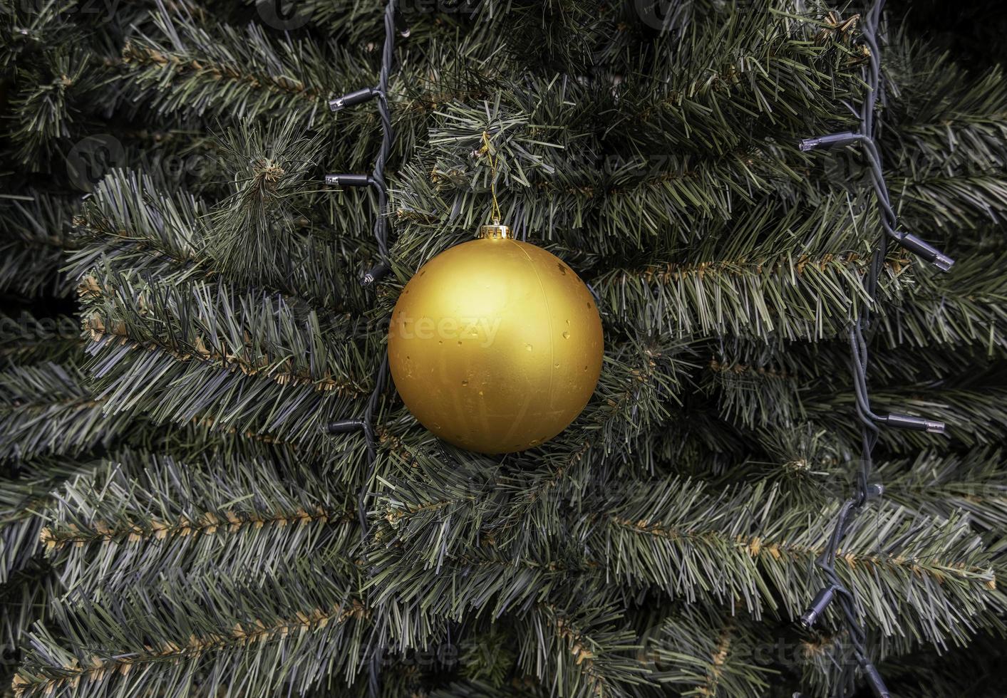 bola de navidad en un árbol foto