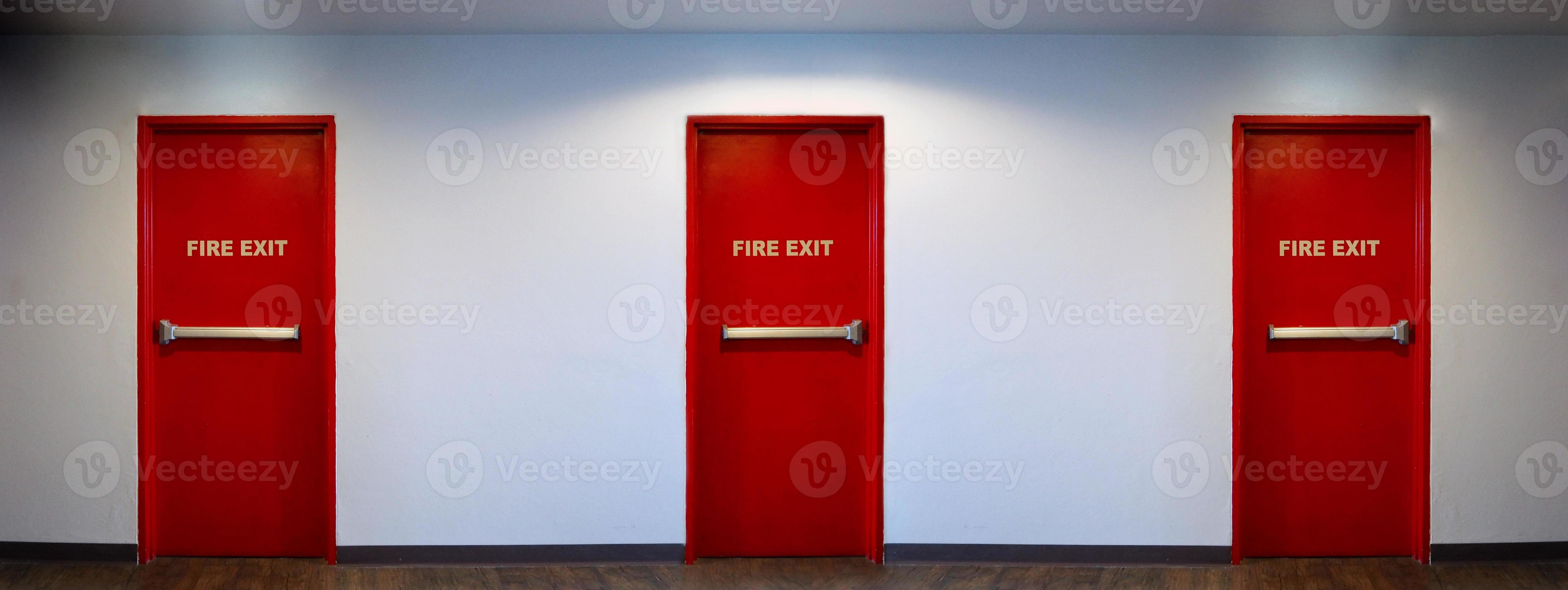 открытая красная дверь. аварийная дверь. красная дверь выход. дверь exit. дверь пожарного выхода.