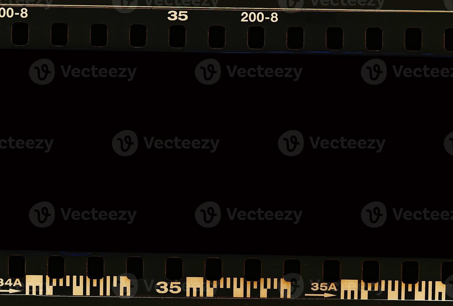 Tira de fotogramas de película de 35 mm escaneada con signos de uso en el bisel. foto