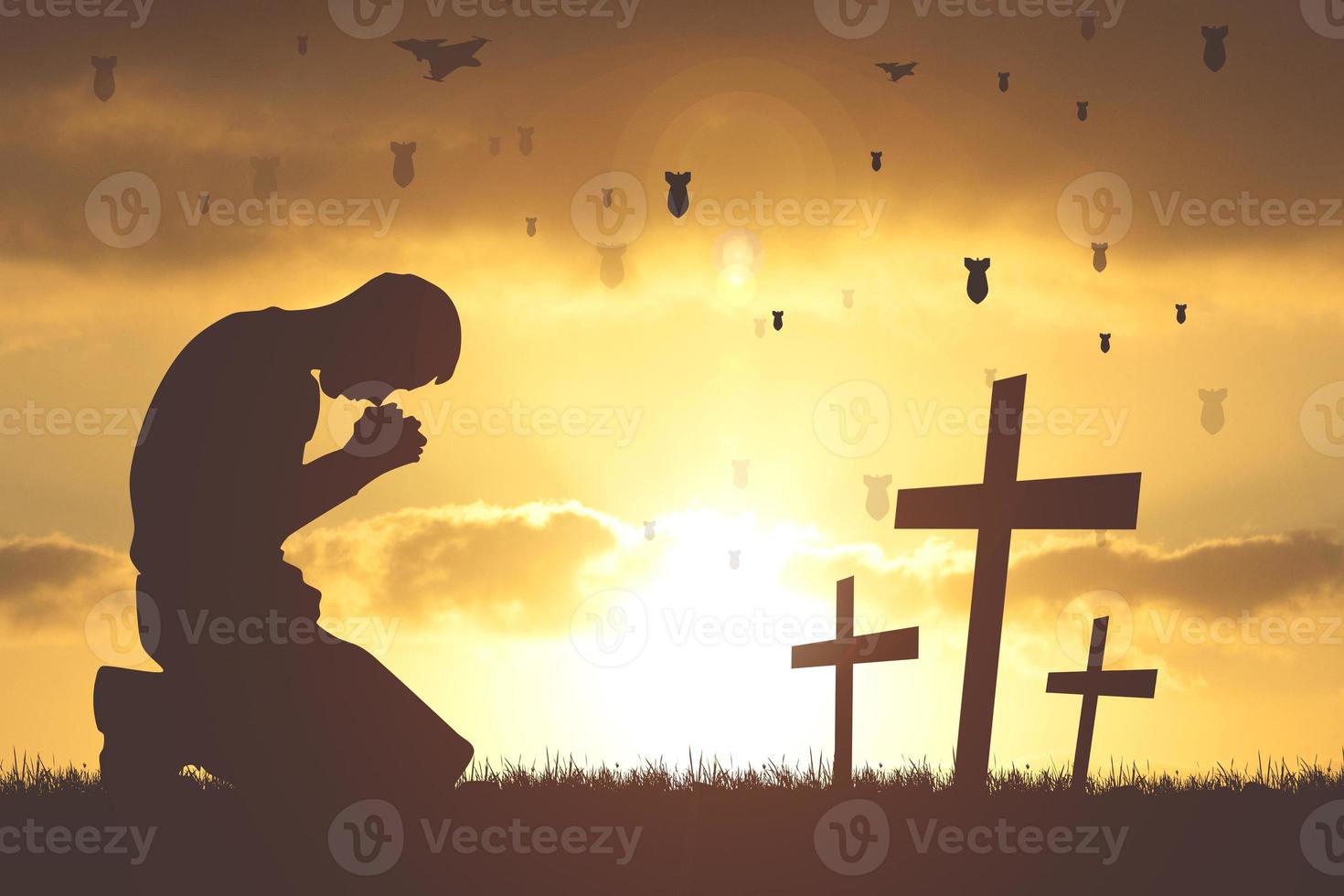silueta de manos cristianas orando personas espirituales y religiosas orando a dios conceptos cristianos. poner fin a la guerra y la violencia foto