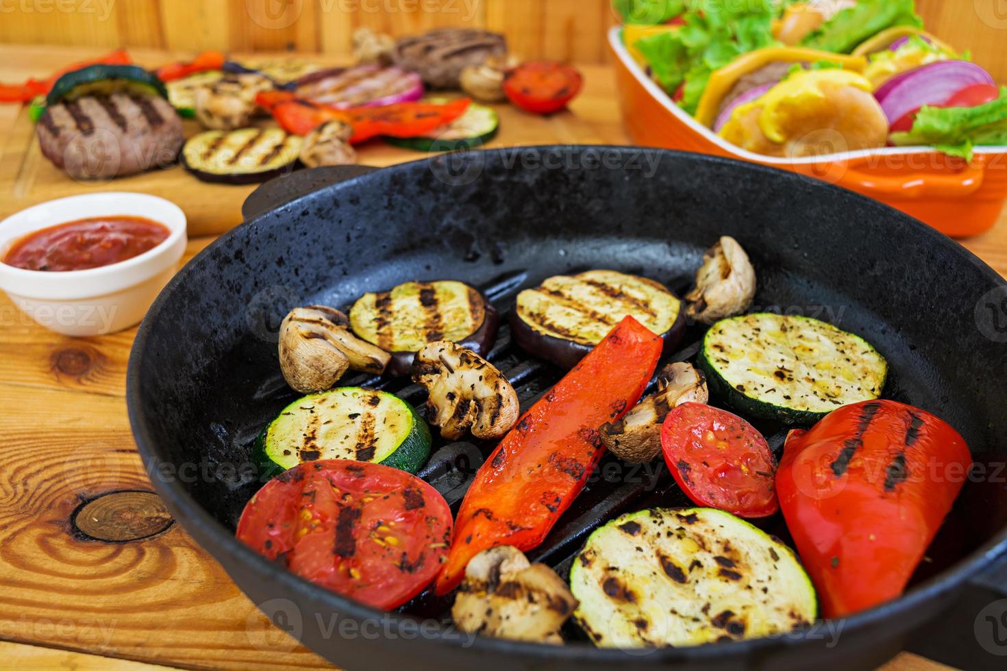 Verduras a la plancha y hamburguesa artesanal. calabacín, berenjena, champiñones, pimienta a la parrilla. vista superior foto