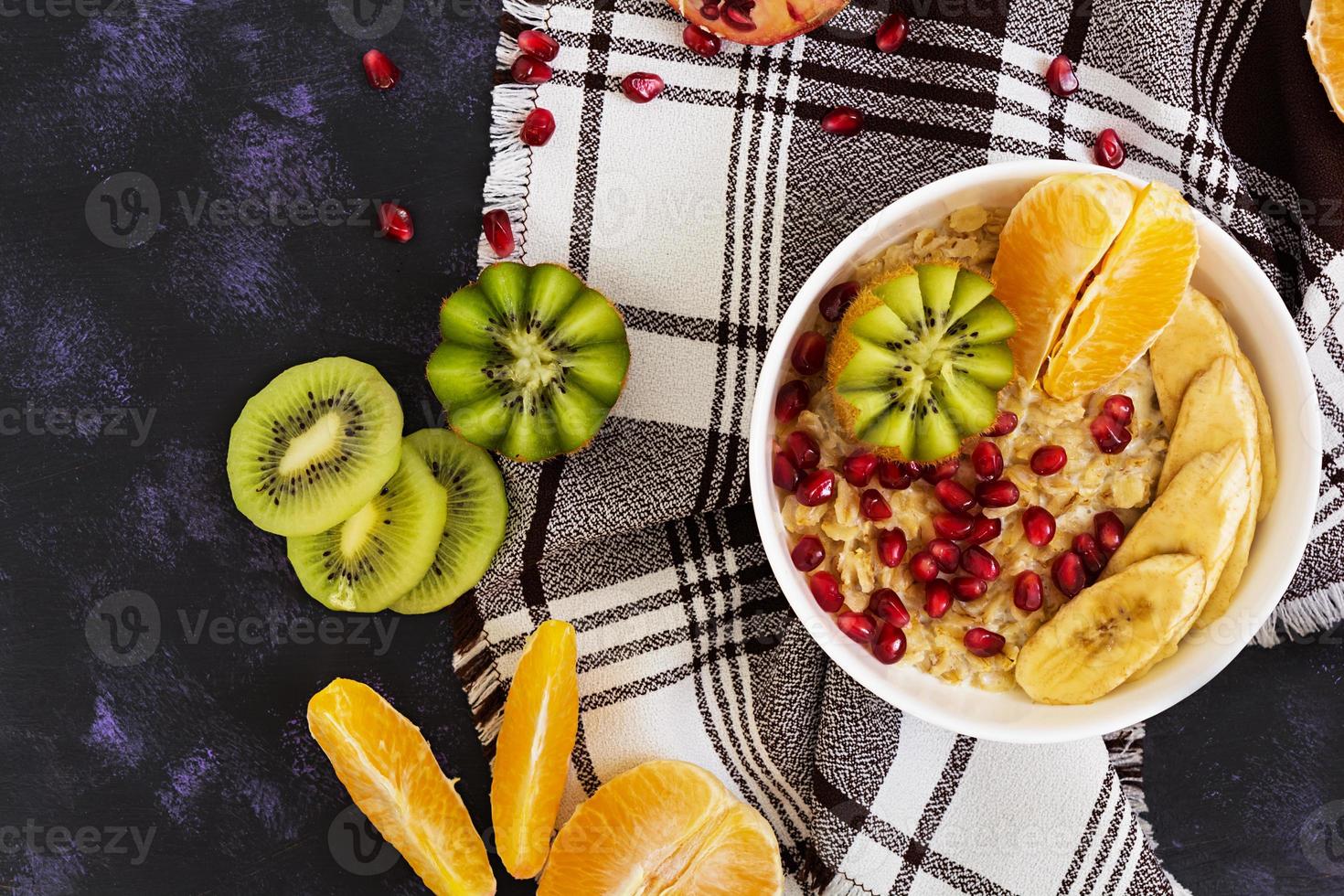 desayuno saludable. avena con fruta sobre fondo oscuro. vista superior foto