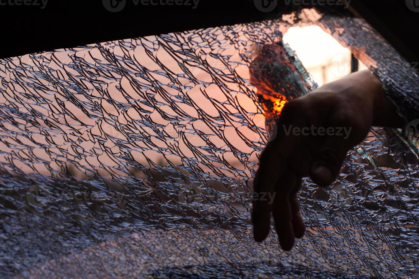 parabrisas de mano espeluznante roto. foto