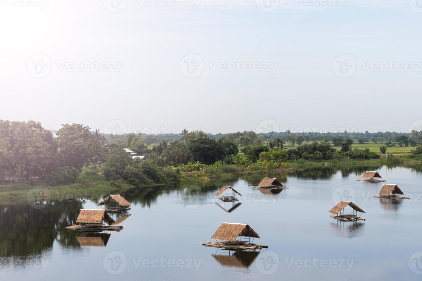 balsa de bambú con techo de vetiver en el lago. foto