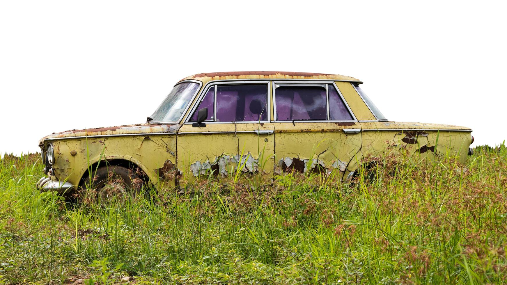 aislar el viejo coche de salón en la hierba. foto