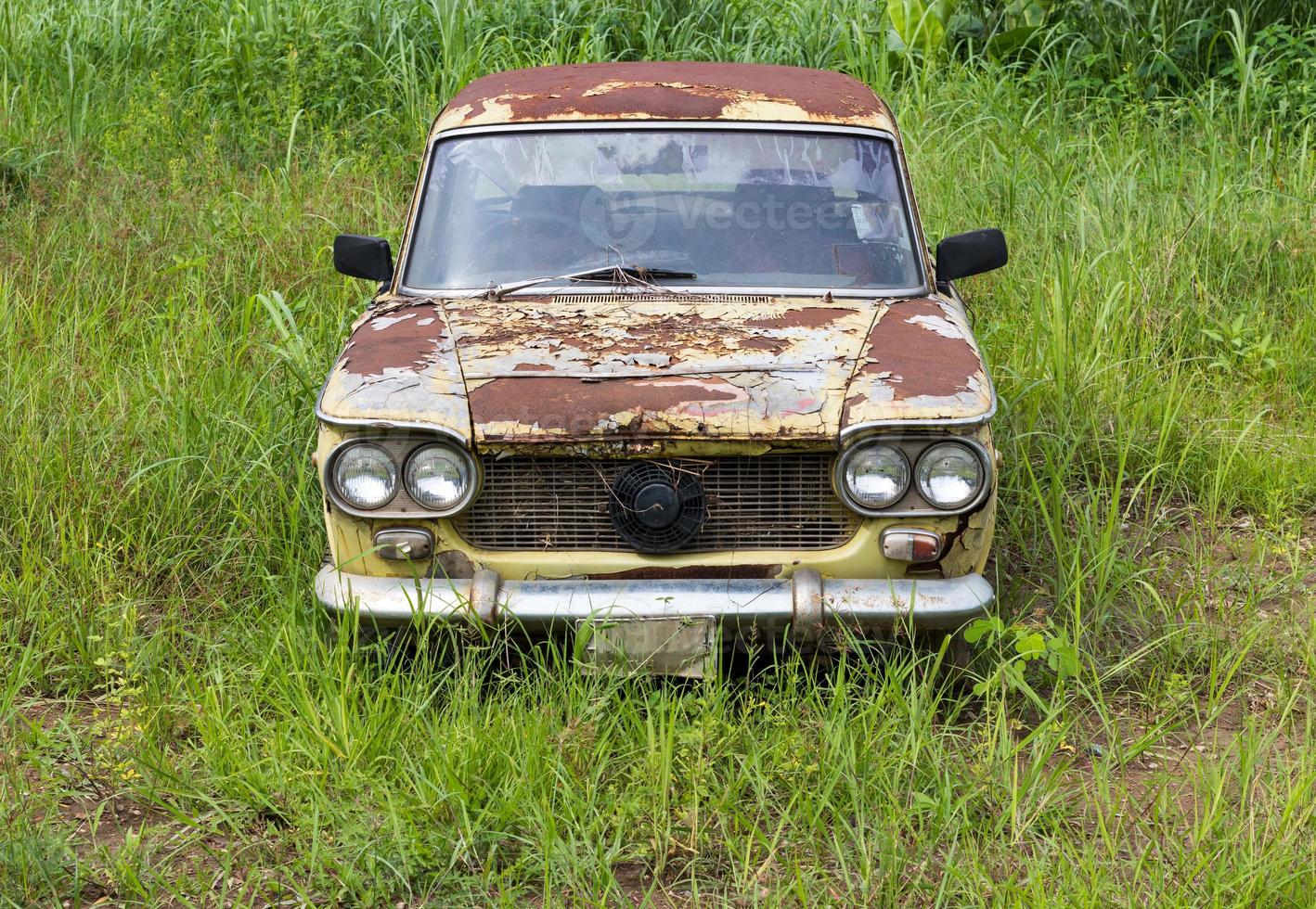 viejo coche verde con hierba. foto