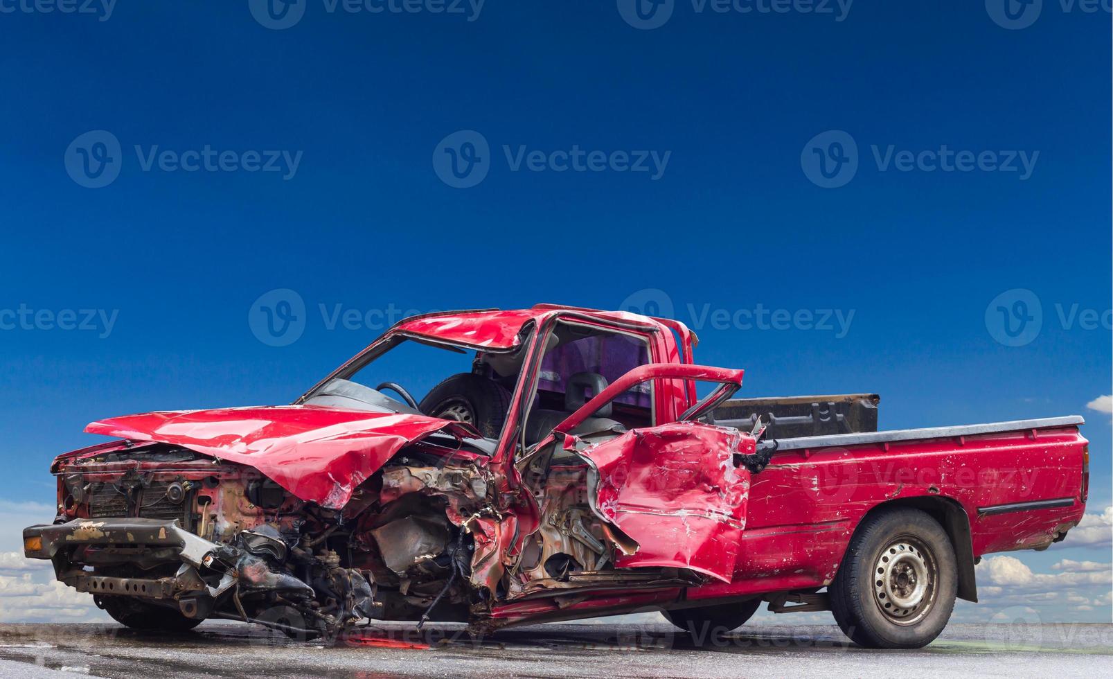 coche rojo arrugado destrozado. foto