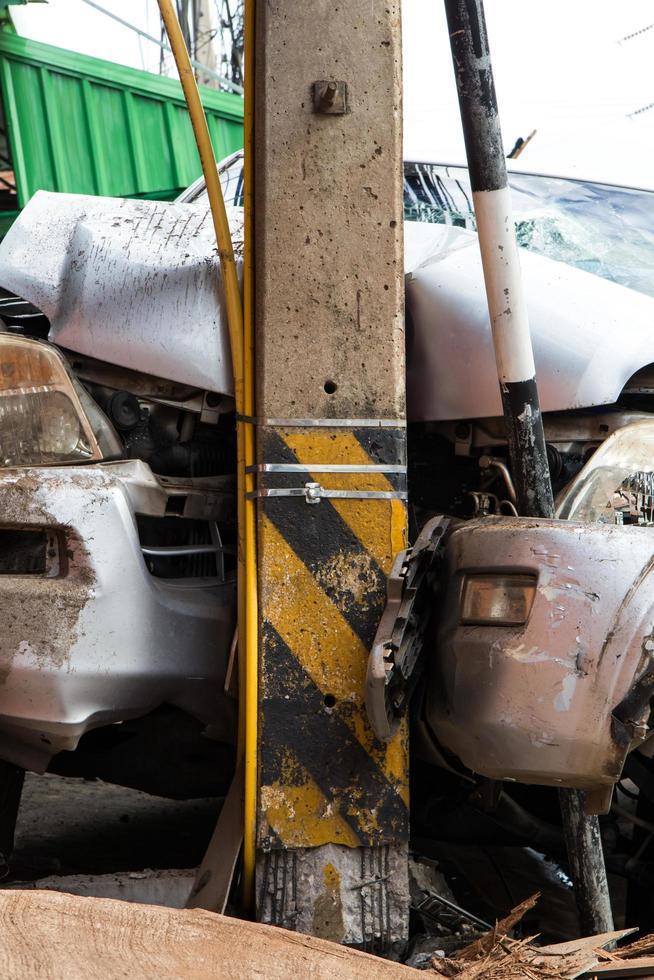 coche se estrelló contra poste de energía. foto